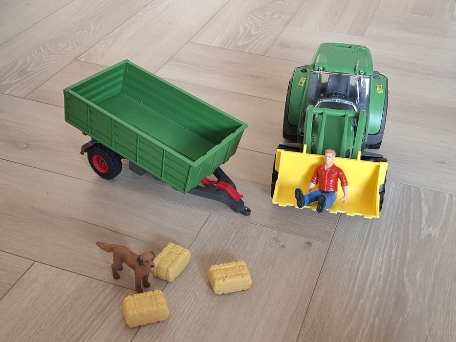 Farmer Paul z traktorem Schleich.