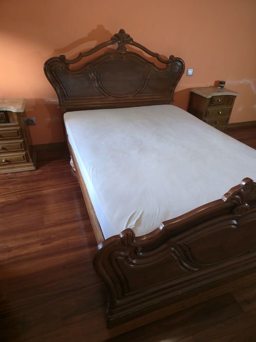 Mobília de Quarto de Casal Completa em Madeira Maciça e em Excelente Estado
