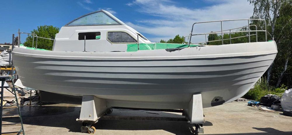 Jacht motorowy Courier 970 do wykończenia