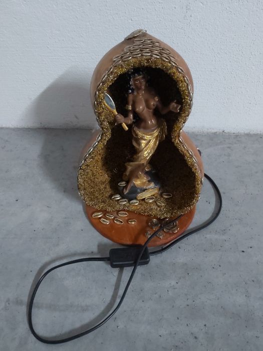 Vendo candeeiro de cabeceira ou de mesa, em forma de cabaça
