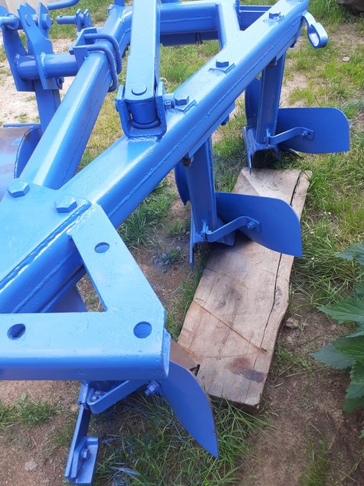 Тракторний плуг трохкорпусний