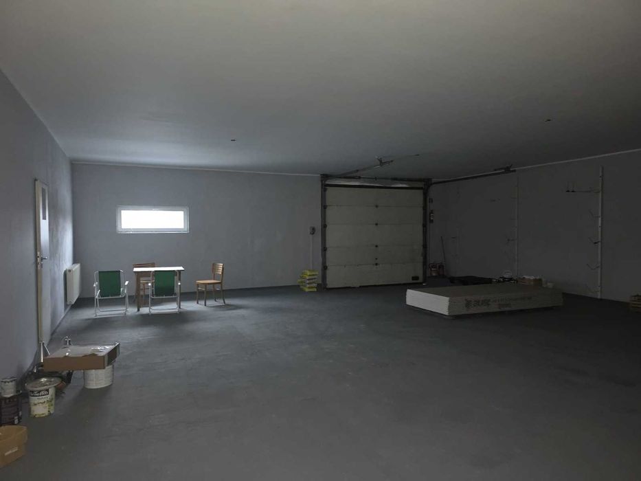 Budynek z parkingiem