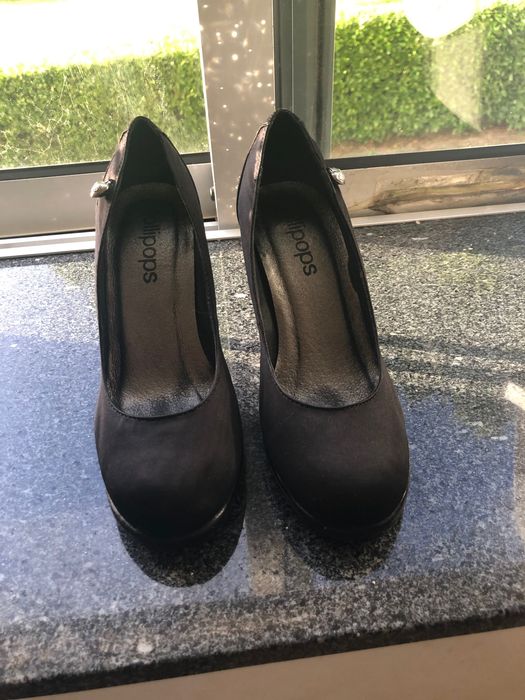 Sapatos lindos com brilhantes lollipops