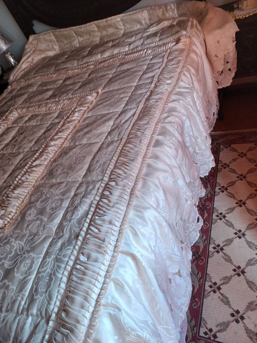 Colcha de casal em cetim, rosa,com folhos