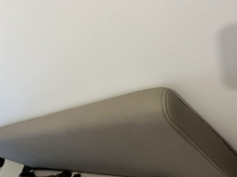 Cama castanho com cabeceira estofada