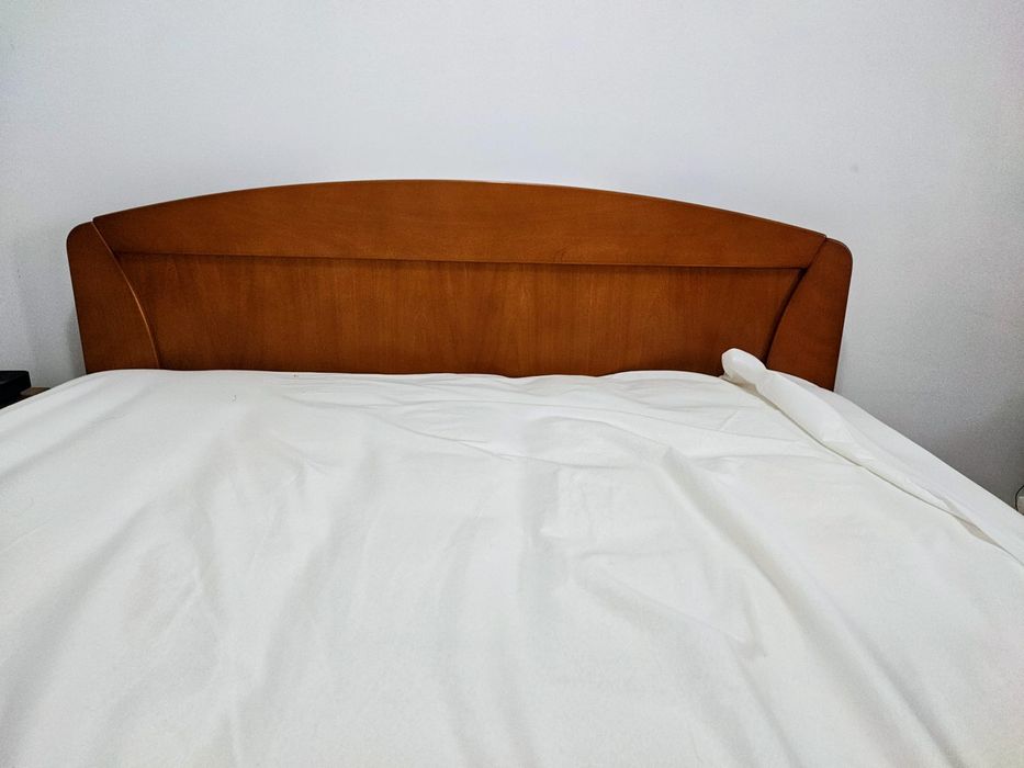 Cama de casal e colchão, em excelente estado