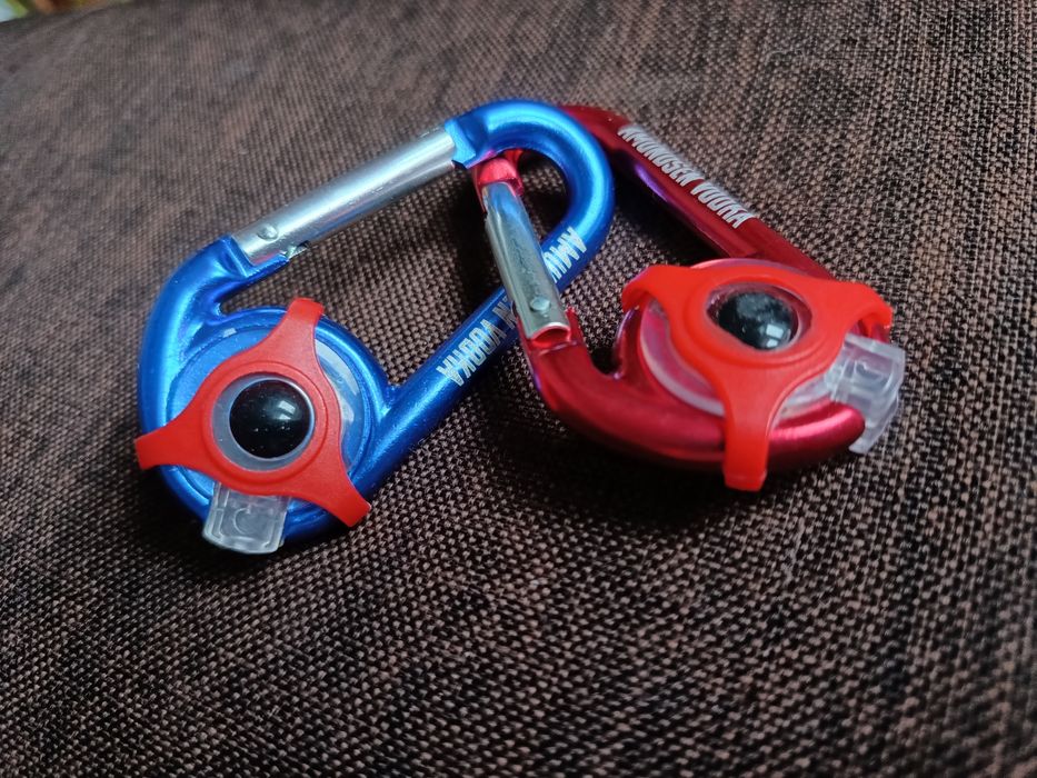 Breloczek karabińczyk z latarką Amundsen - 2 sztuki