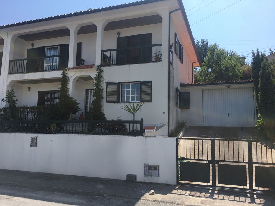 Moradia T4 com vista rio, garagem e jardim em Resende