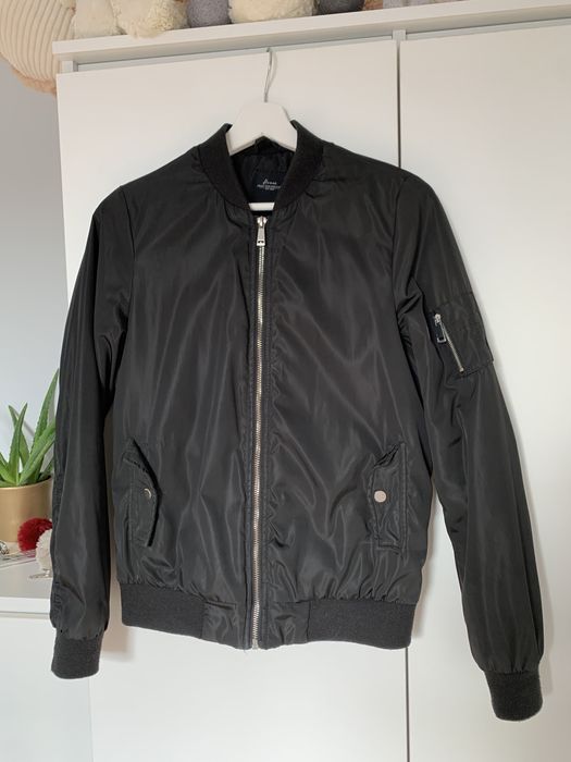 Czarna kurtka bomberka