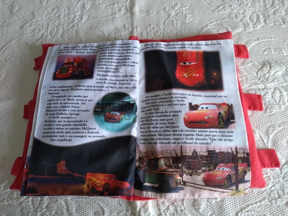 Rara almofada livro da Disney Pixar "Carros", como NOVA!