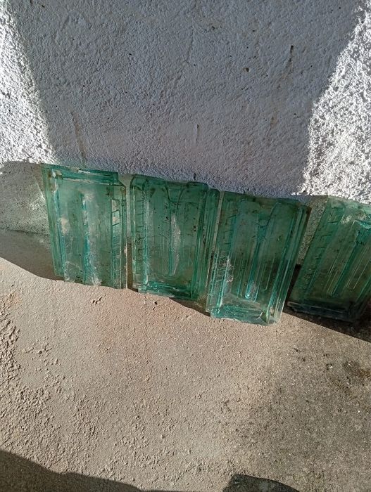 Telhas de vidro brancas e verdes