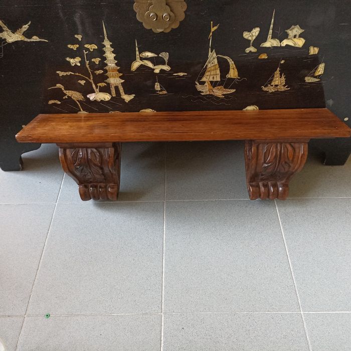 Prateleira peanha dupla em madeira maciça esculpida