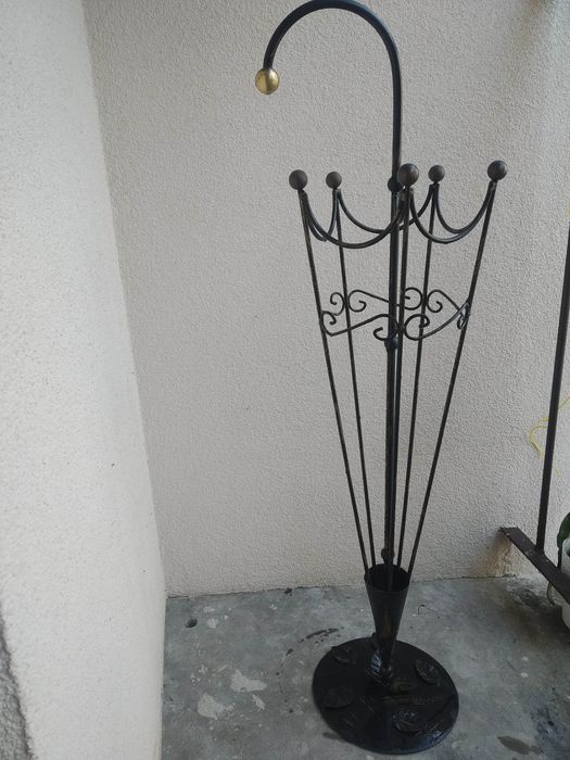 Stojak metalowy na parasole - solidny i stylowy
