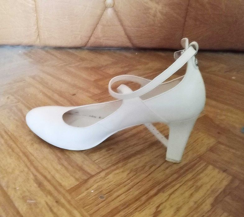 Buty białe ślubne wiązane