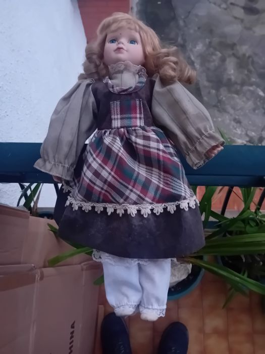 Boneca antiga de porcelana em bom estado geral