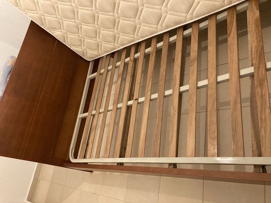 Cama casal de madeira de cerejeira