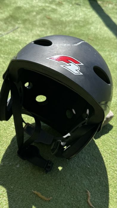 F2 - Kask ochronny do sportów wodnych rozmiar M