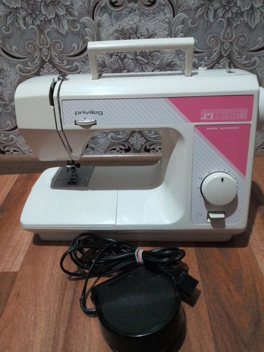 Продам  швейну машинку  в гарному стані