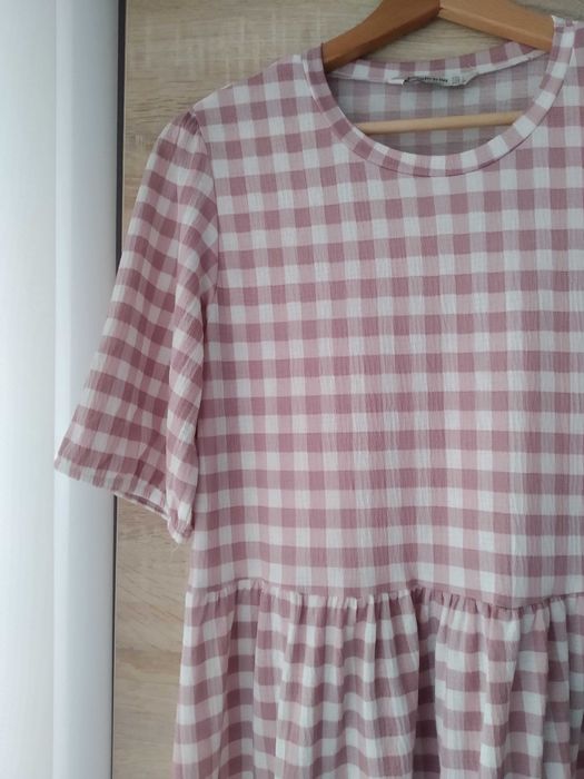 Sukienka Stradivarius pudrowy róż w kratę kratkę M