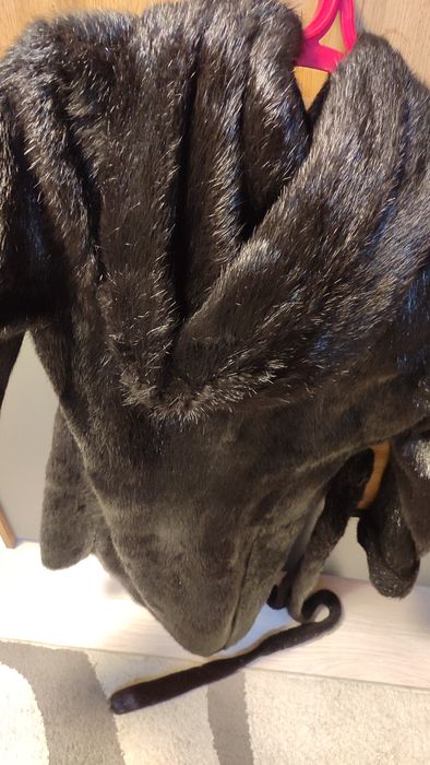 Чорна жіноча шуба