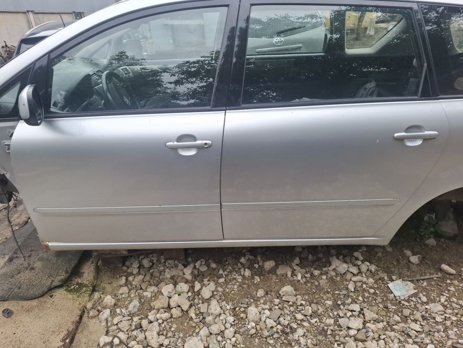 Двері комплект  toyota avensis verso 2004
Р