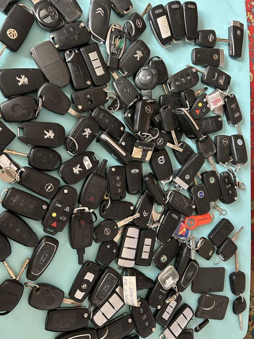 Продам автомобільні ключі та брелоки різних марок.  Є різні марки та моделі: Opel, Ford, Renault, Volkswagen, Audi та інші.
