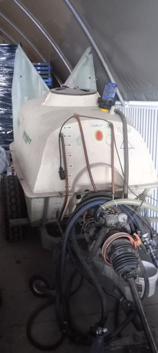 Sprzedam opryskiwacz sadowniczy Moskit 1200 ltr