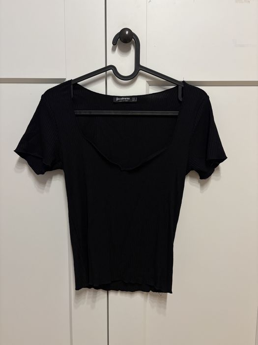 Czarna bluzka prążkowana z dekoltem stradivarius