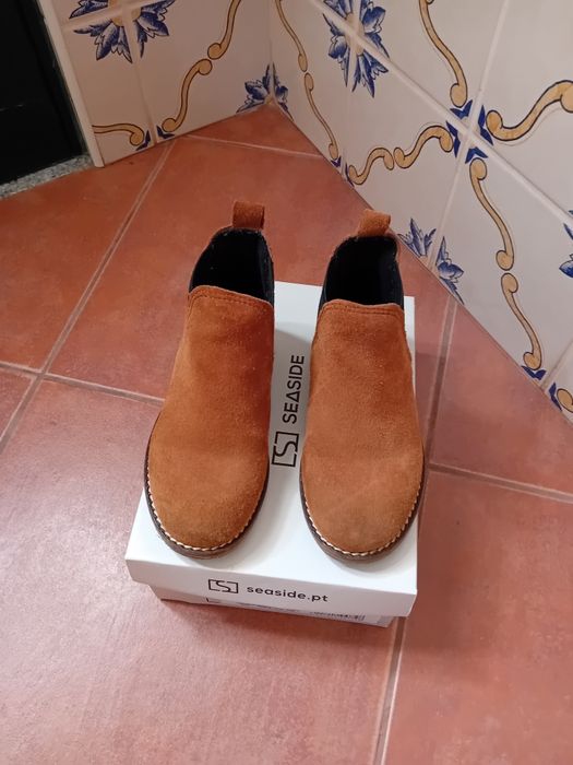Botas em pele 26 semi novas