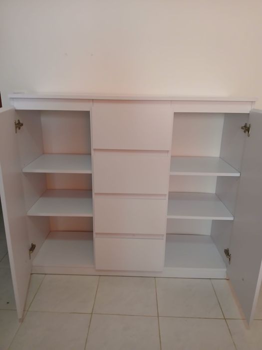 Cômoda branca usada