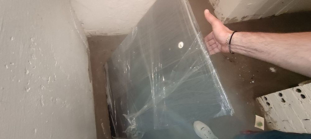 Solidne lustro z drewna w czarnym połysku