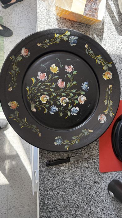 Prato em barro pintado à mão