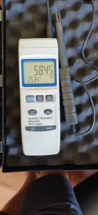 Higrómetro e termómetro digital portátil