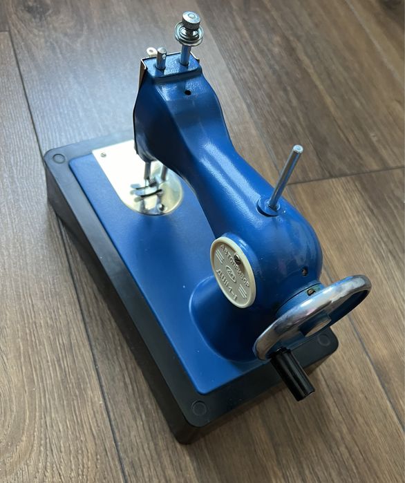 Детская швейная машинка игрушка .