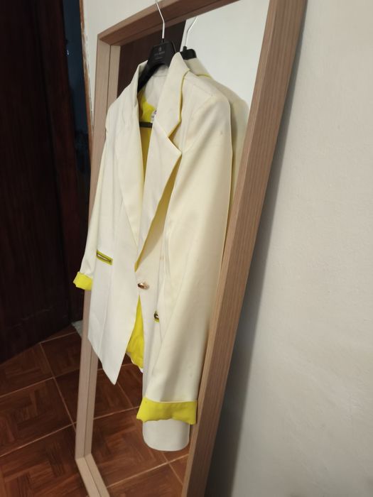 Blazer branco e amarelo