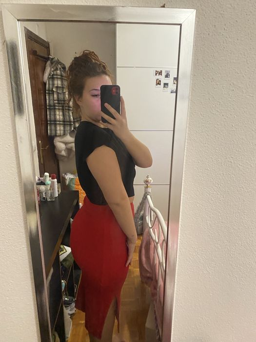 Saia vermelha com racha