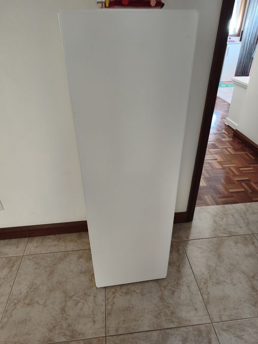 2 colunas lacadas a branco com prateleiras de vidro