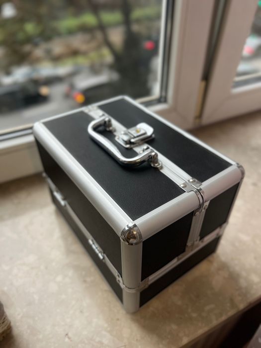Kuferek metalowy na kosmetyki