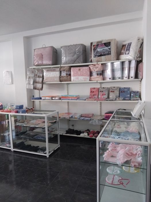 Vendo duas vitrines e parteleira lacado branco. Negociável.