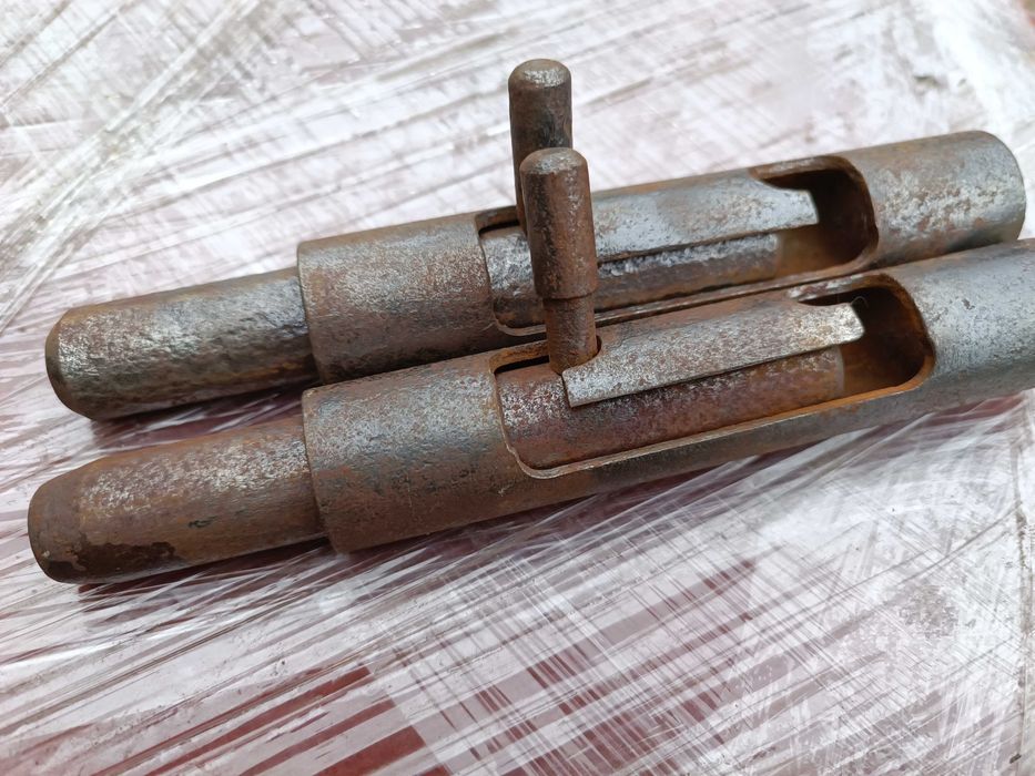 Засов-шпингалет 180 мм для гаражных ворот