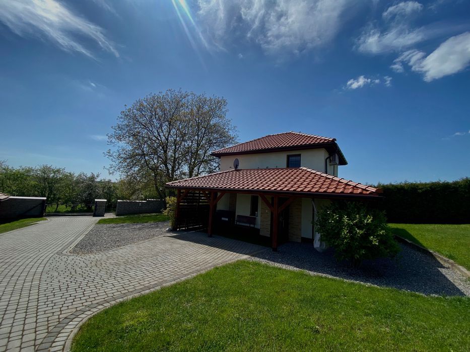 Domek z jacuzzi, sauną i grotą solną.