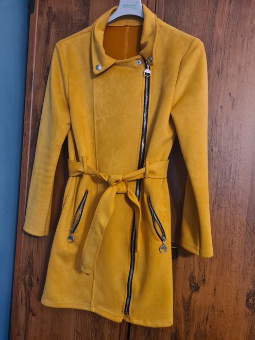 Płaszcz kolor musztardowy