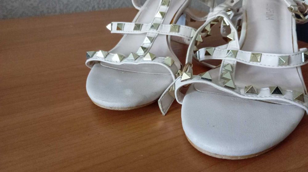 Продам жіноче взуття