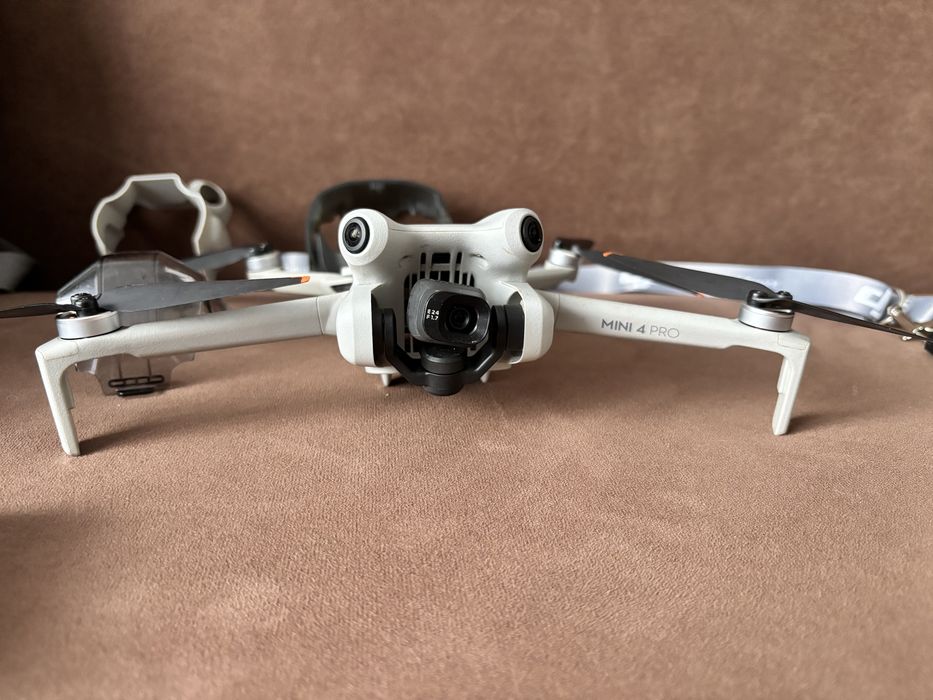 DJI mini 4 Pro. Zestaw Fly More Combo  249g.