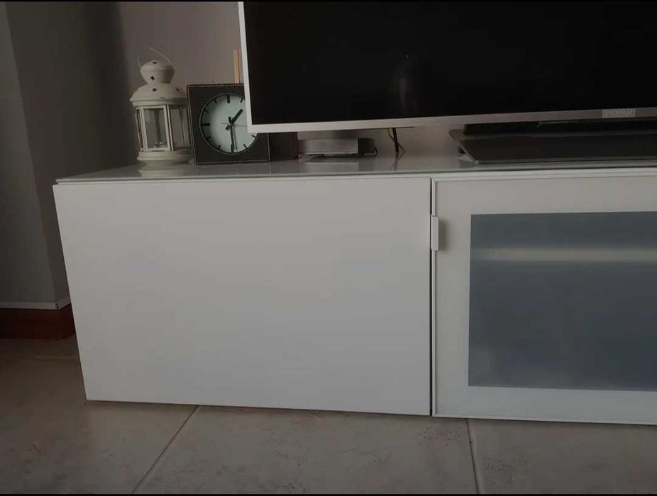 Móvel de sala, suporte de televisão com vidro 180x40, IKEA BESTA, tem problema