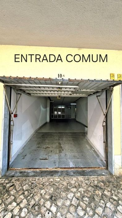 Garagem - Box com Luz Natural com 29,3 m2 em Linda-a-Velha