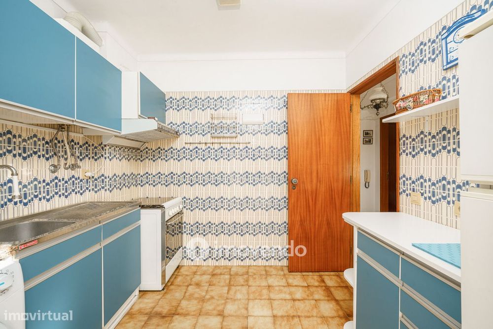 Apartamento T1 com varanda e a 200m da praia, no coração de Sesimbra