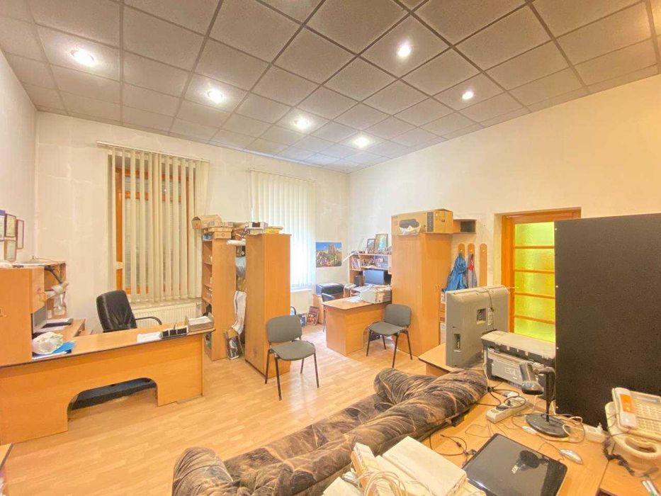 Здається в оренду офісне приміщення в центрі міста з окремим входом