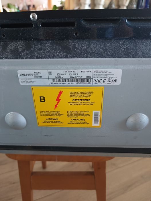 Mikrofalówka Samsung GE83X. Lekko uszkodzona.