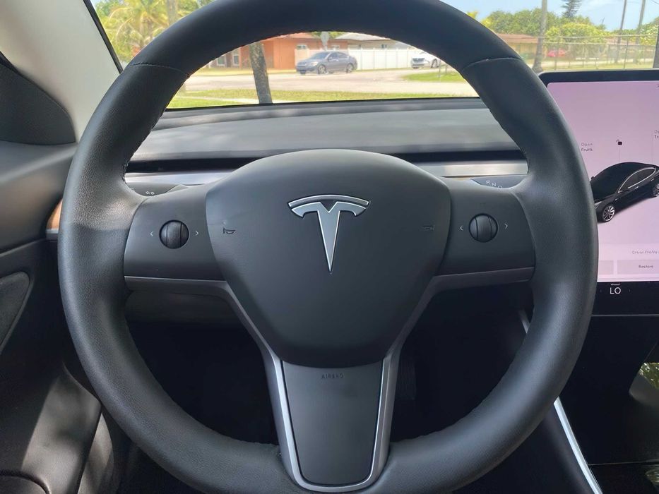 Tesla Model 3      2020